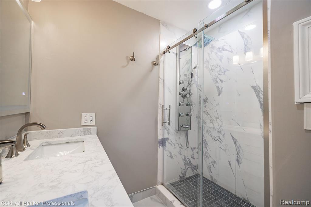 4020 Totem Lane, Waterford, MI 48328 — Photo 27