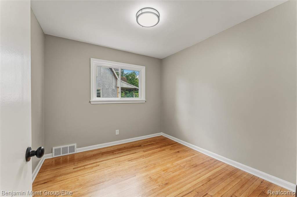22584 Marine Avenue, Eastpointe, MI 48021 — Photo 12