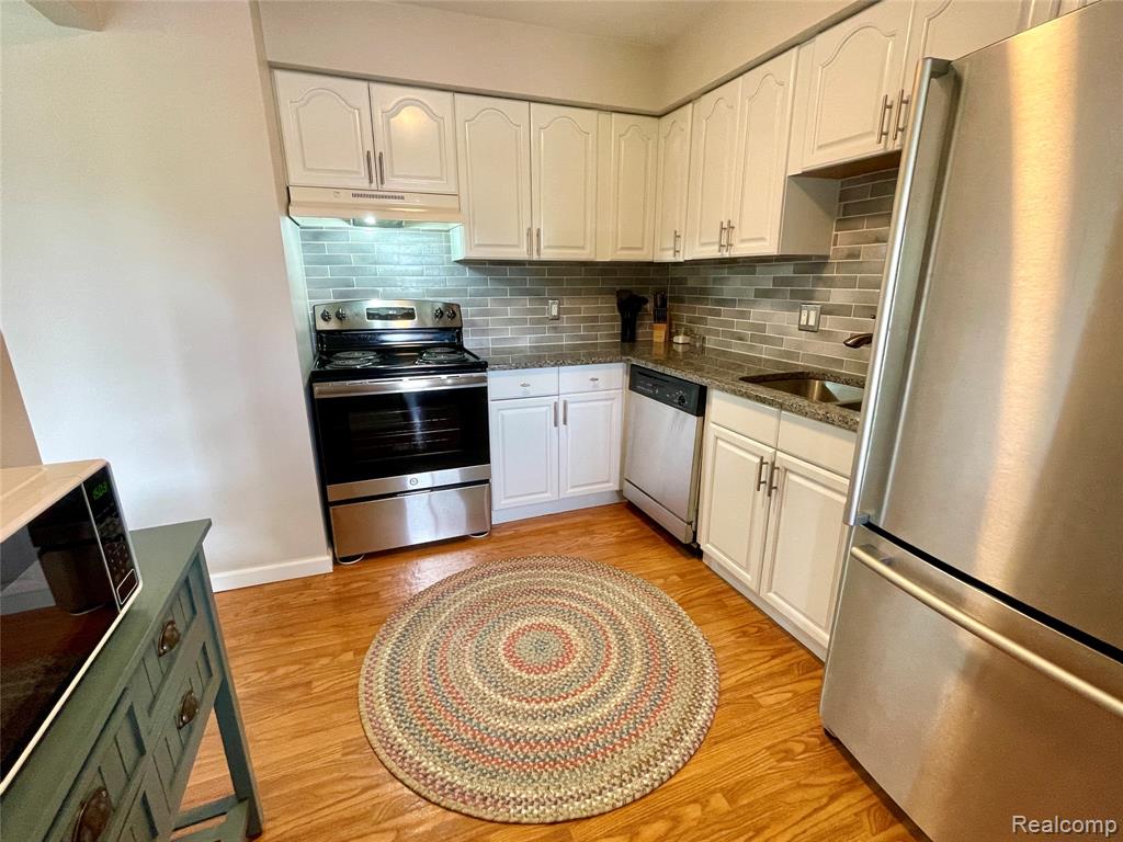 33765 Pondview Circle, Livonia, MI 48152 — Photo 16