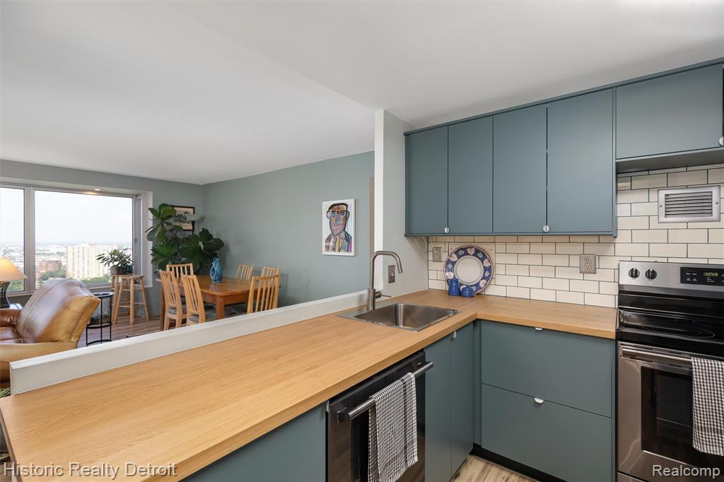 1300 E LAFAYETTE Street, 2408, Detroit, MI 48207 — Photo 7