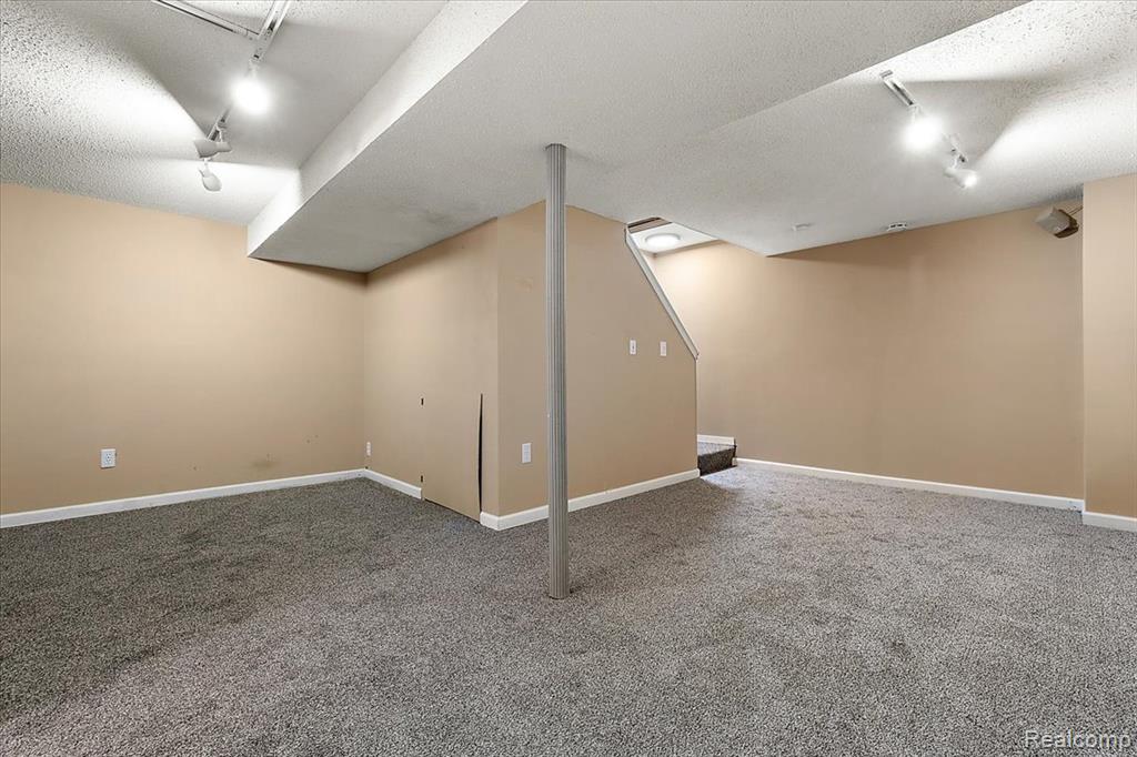 44800 Bayview Drive, 33, Novi, MI 48377 — Photo 37