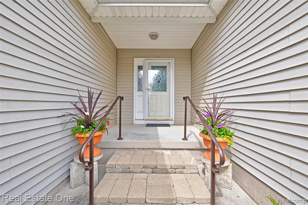 5899 Cobblestone Drive, Almont, MI 48461 — Photo 2