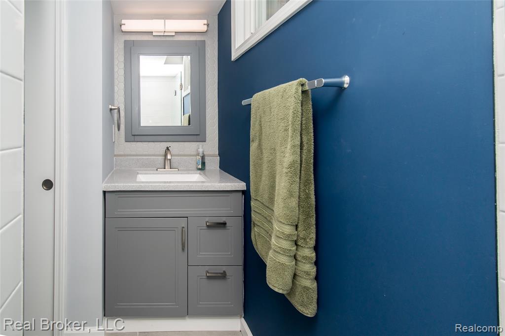 5103 Ridgetop Drive, Waterford, MI 48327 — Photo 28