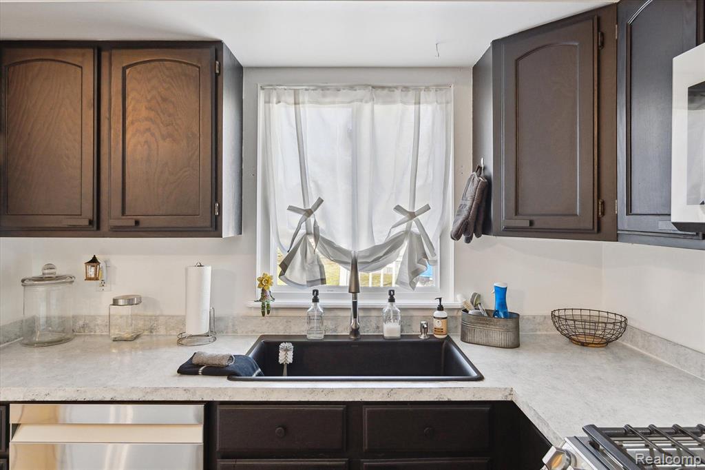 814 MEADOWLARK Lane, Howell, MI 48843 — Photo 16