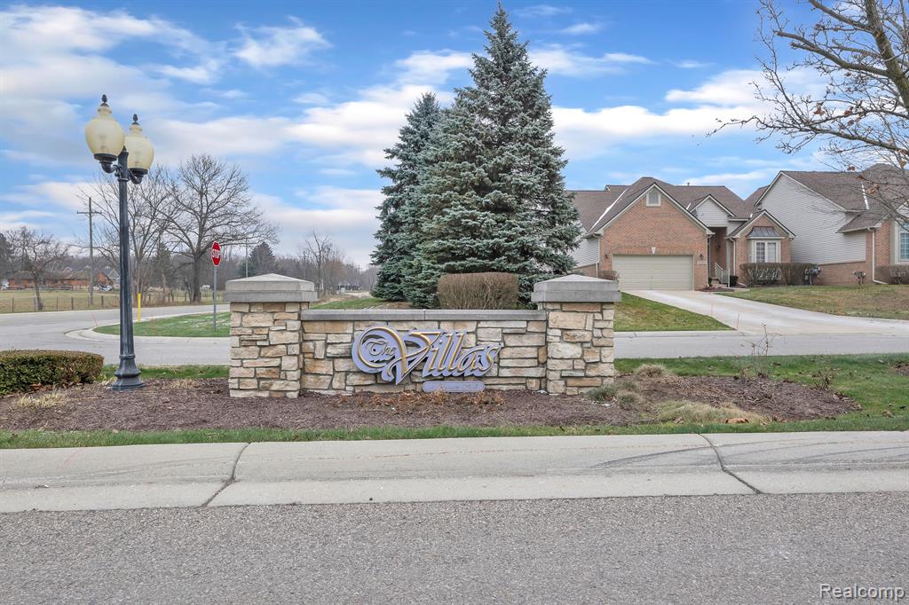 6133 LOCHMORE Drive, Commerce Twp, MI 48382 — Photo 31