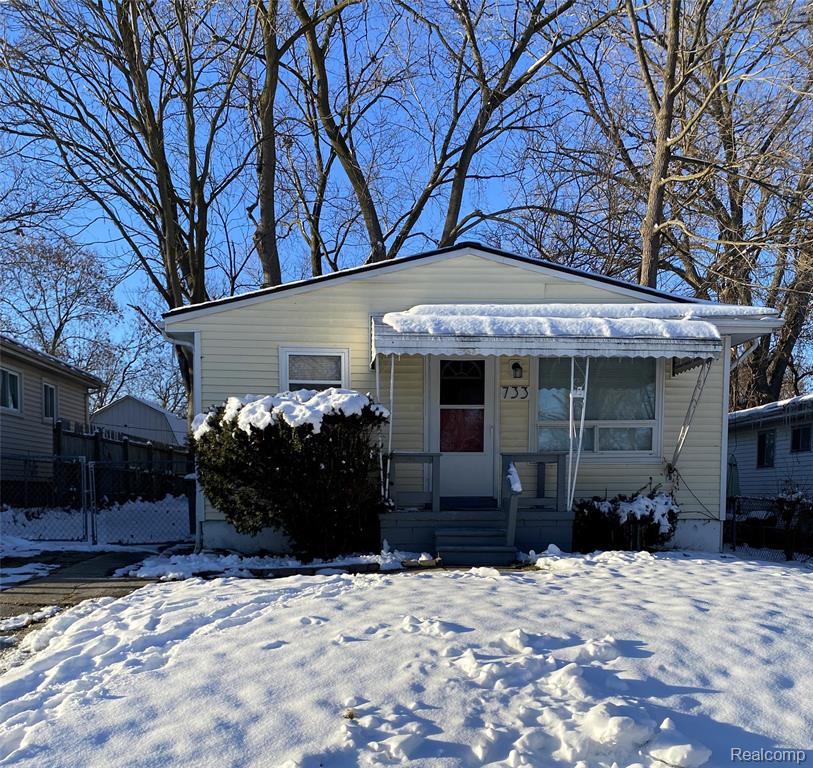 733 Livingston Avenue, Pontiac, MI 48340 — front exterior