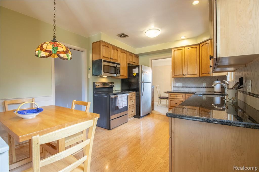 17058 W 13 Mile Road, Beverly Hills, MI 48025 — Photo 21