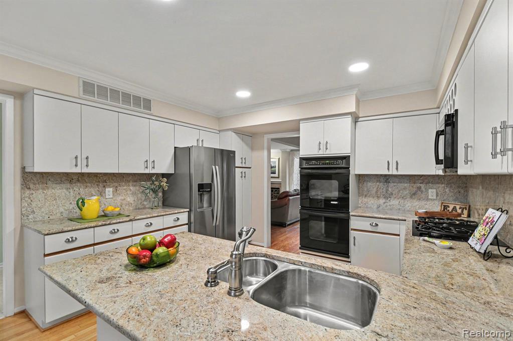 5080 Mirror Lake Court, West Bloomfield, MI 48323 — Photo 9