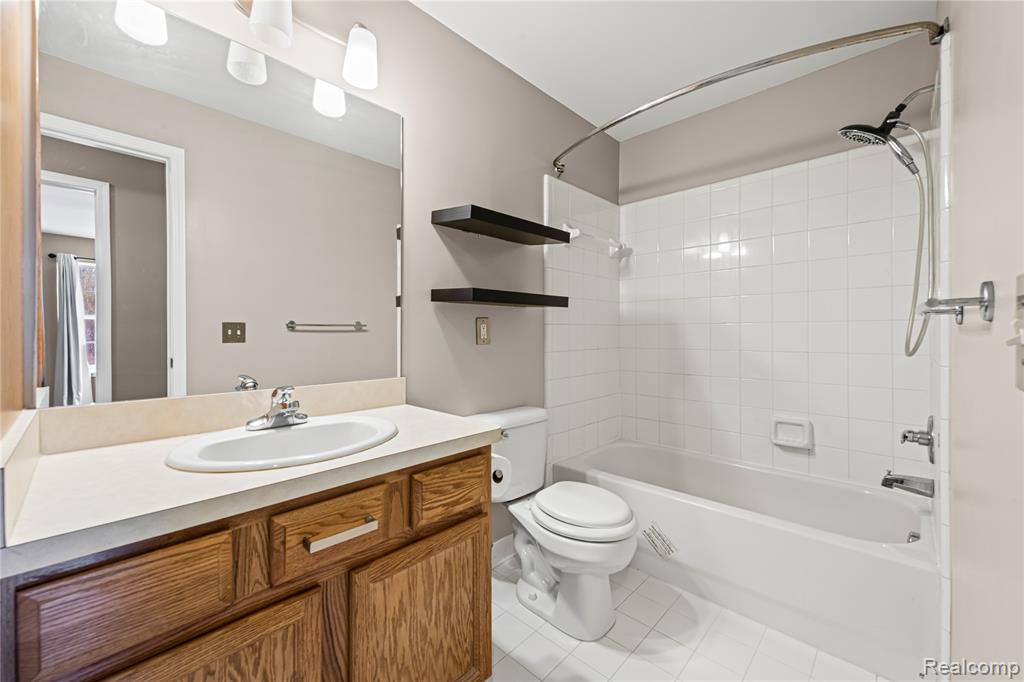 460 Old Pine Way, Walled Lake, MI 48390 — Photo 11
