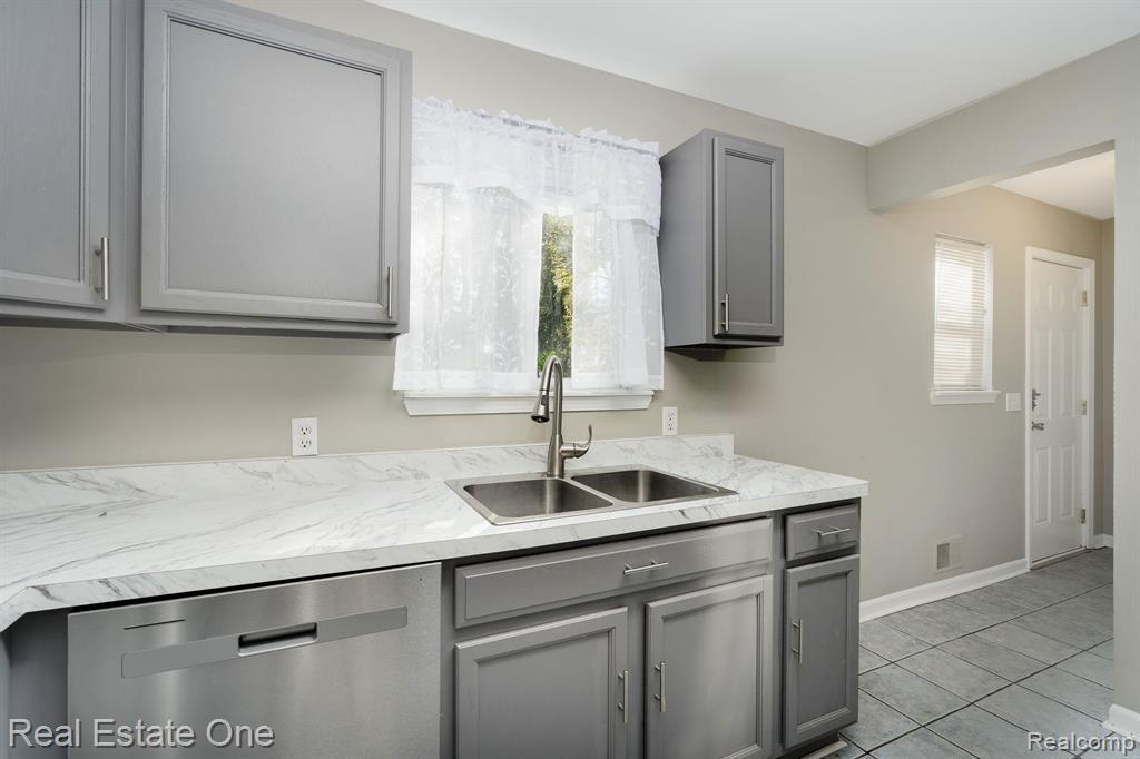 4281 Marcus Road, Waterford, MI 48329 — Photo 16