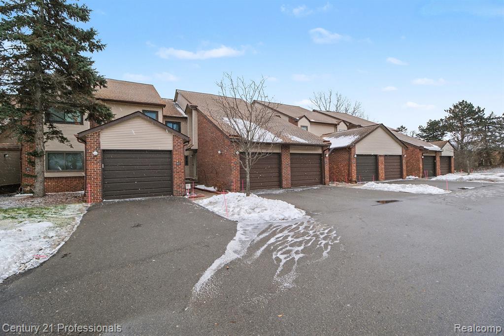 6680 Ridgefield Circle, 102, West Bloomfield, MI — Photo 3