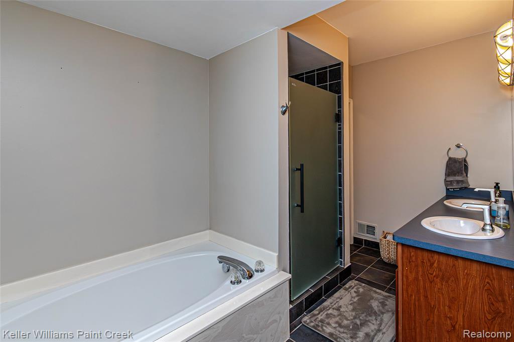 4998 Menominee Lane, Clarkston, MI 48348 — Photo 66