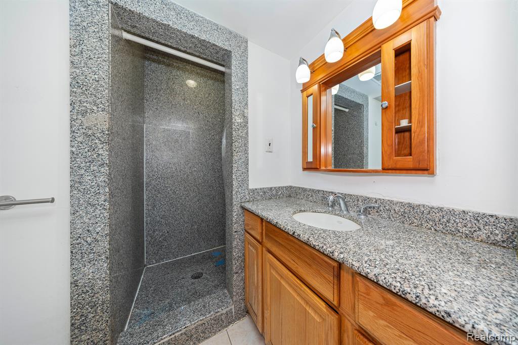 5731 FARMINGTON Road, West Bloomfield, MI — Photo 34