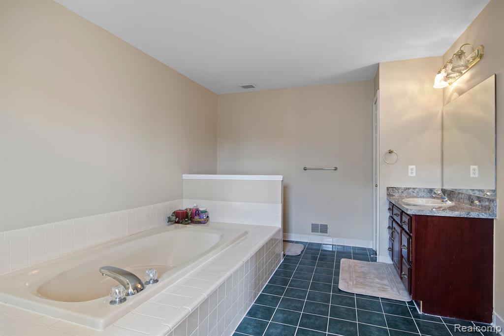 8950 WOODLORE SOUTH Drive, Plymouth, MI 48170 — Photo 42