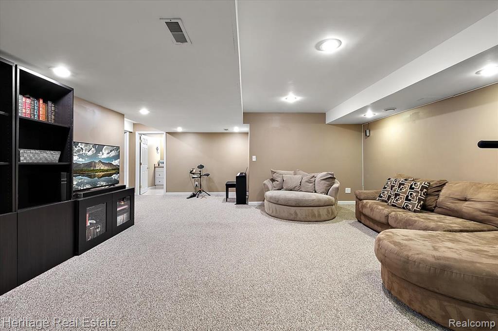 624 Glenmoor Drive, Oxford, MI 48371 — Photo 30
