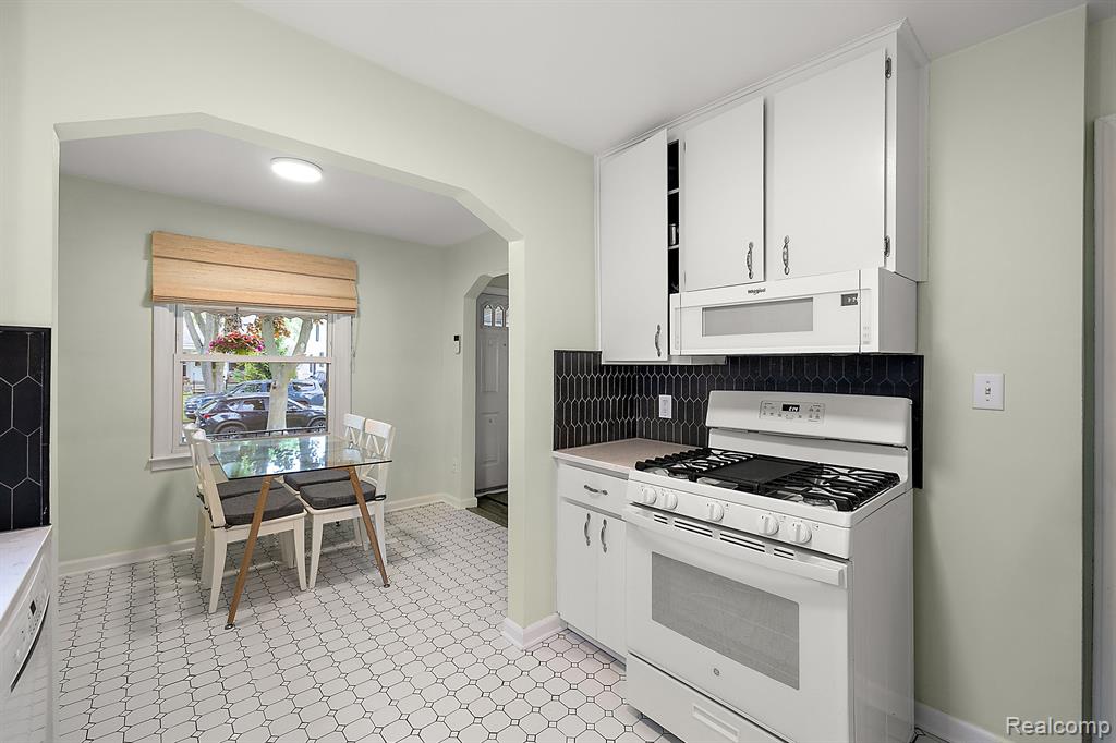 904 N DORCHESTER Avenue, Royal Oak, MI 48067 — Photo 9