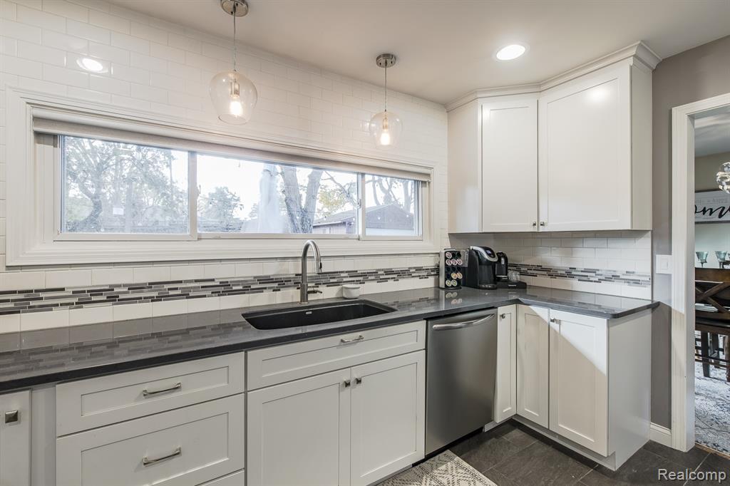 4083 Ledgestone Drive, Waterford, MI 48329 — Photo 16