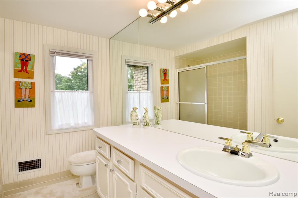 1943 PINE RIDGE Court, Bloomfield Hills, MI 48302 — Photo 29