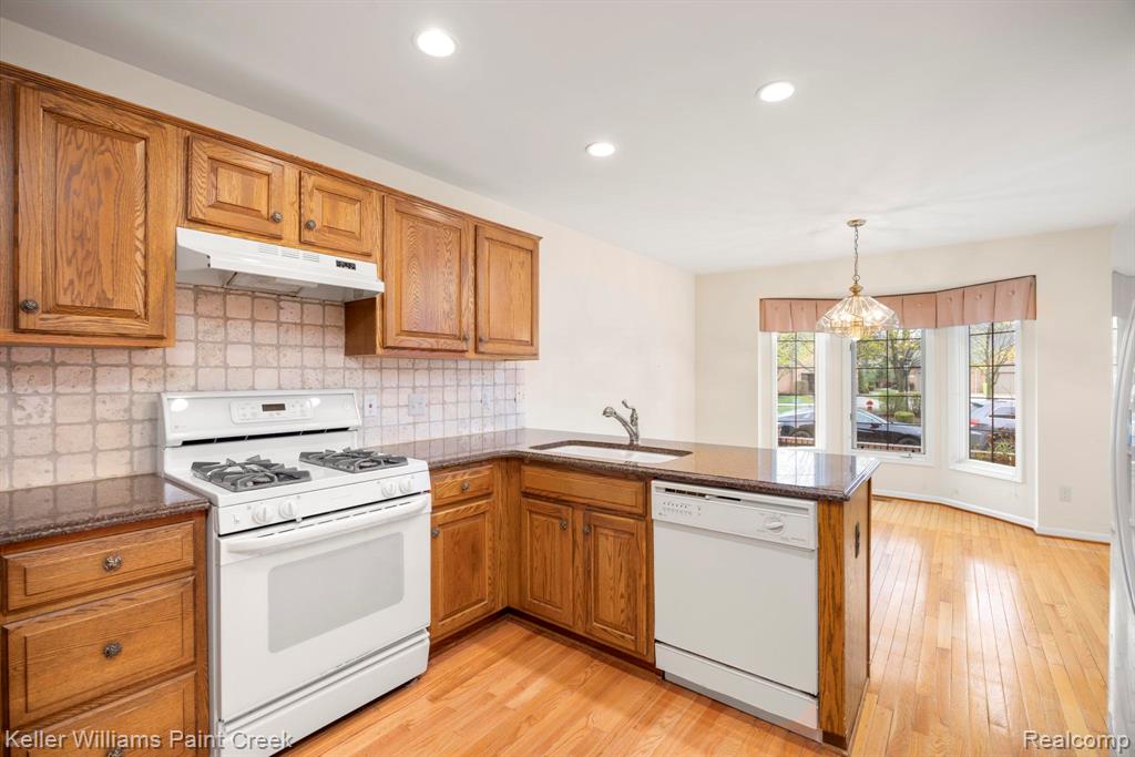 54710 Bellingham Drive, Utica, MI 48316 — Photo 16