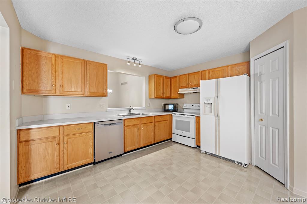35204 KNOLLWOOD Lane, Farmington Hills, MI 48335 — Photo 5