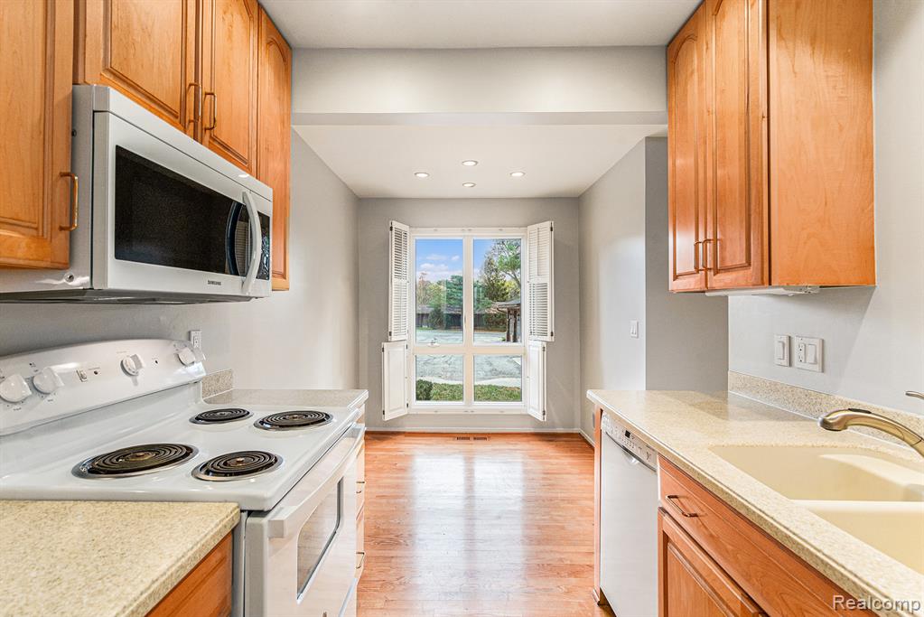 1090 Greenhills Drive, Ann Arbor, MI 48105 — Photo 8