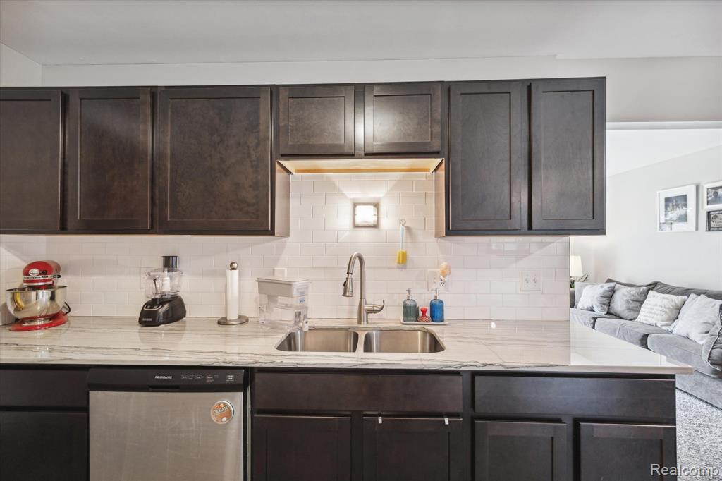 37675 Colonial Drive, Westland, MI — Photo 44