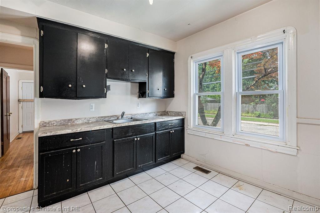 5115 YORKSHIRE Road, Detroit, MI 48224 — Photo 7