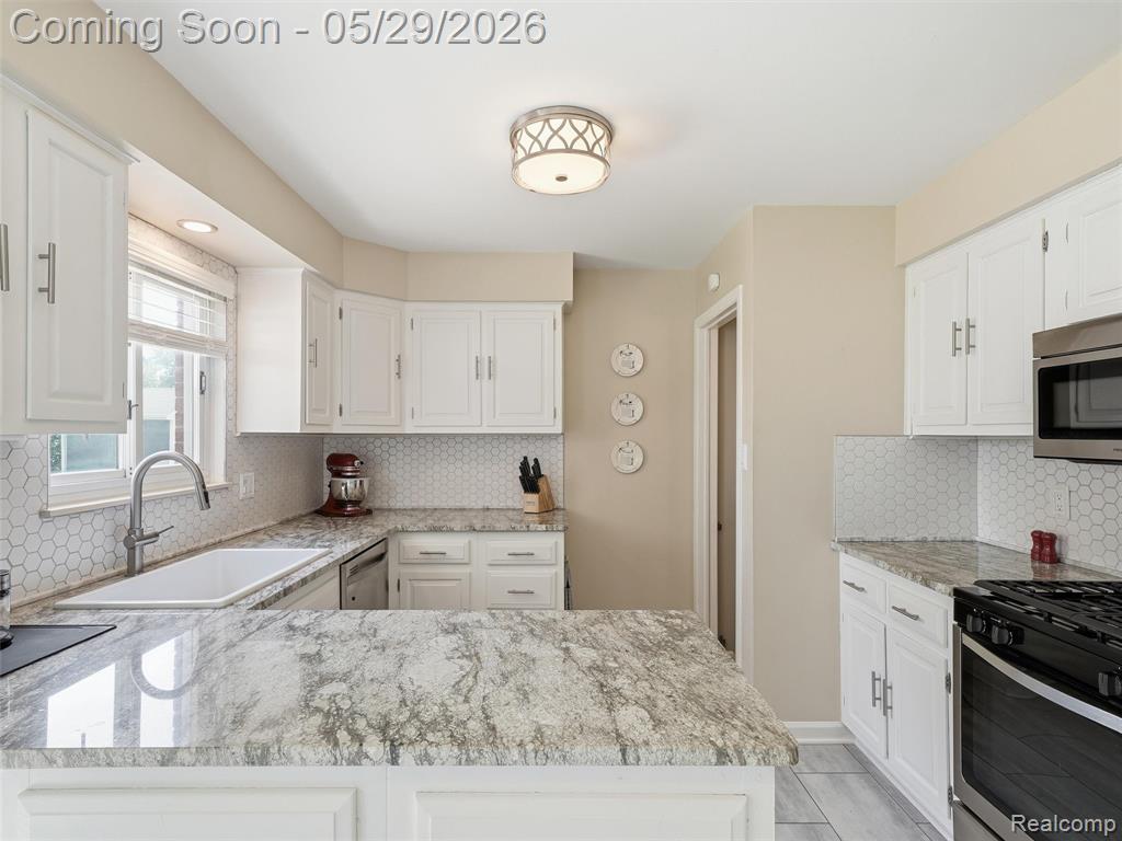 30728 Whittier Avenue, Madison Heights, MI 48071 — Photo 9