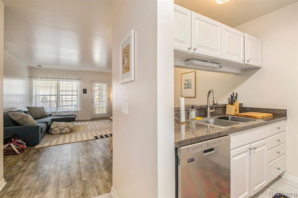 2808 S Knightsbridge Circle, Ann Arbor, MI 48105 — Photo 17