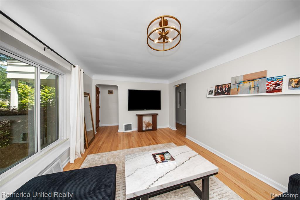 717 S Edgeworth Avenue, Royal Oak, MI 48067 — Photo 18