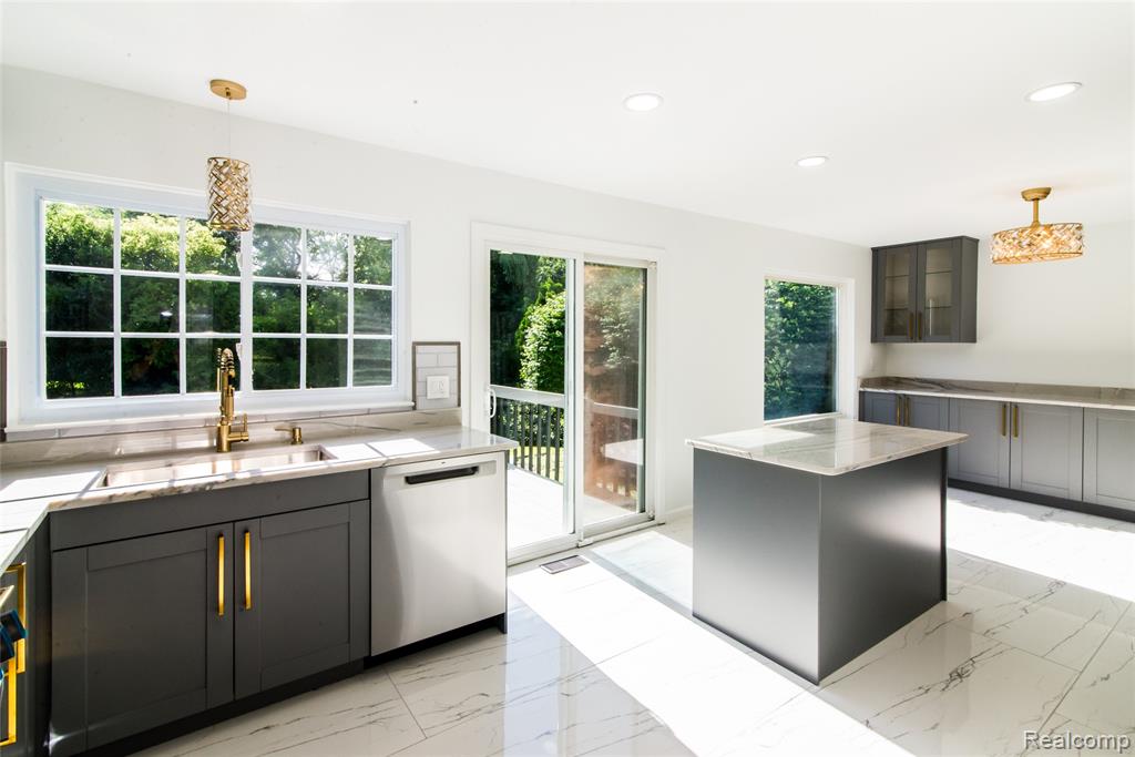 5587 Brompton Court, West Bloomfield, MI — Photo 12