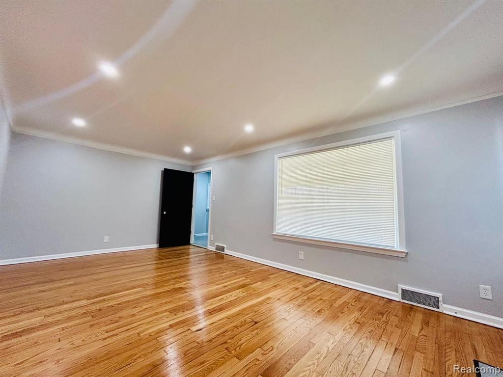 9571 E OUTER Drive, Detroit, MI 48213 — Photo 11