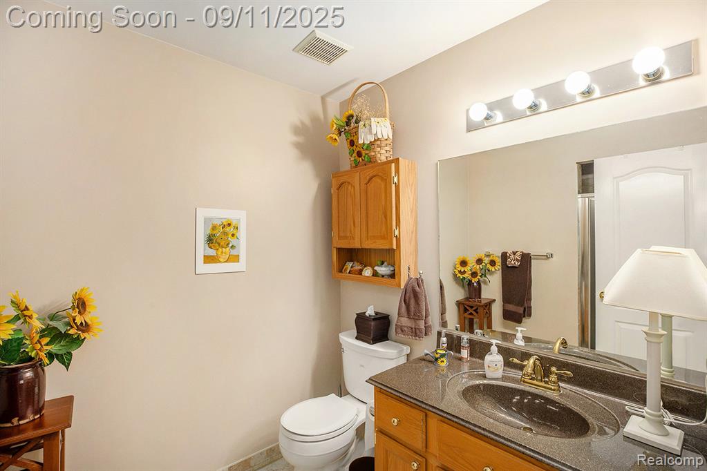 5886 Creekside Drive, Troy, MI 48085 — Photo 17