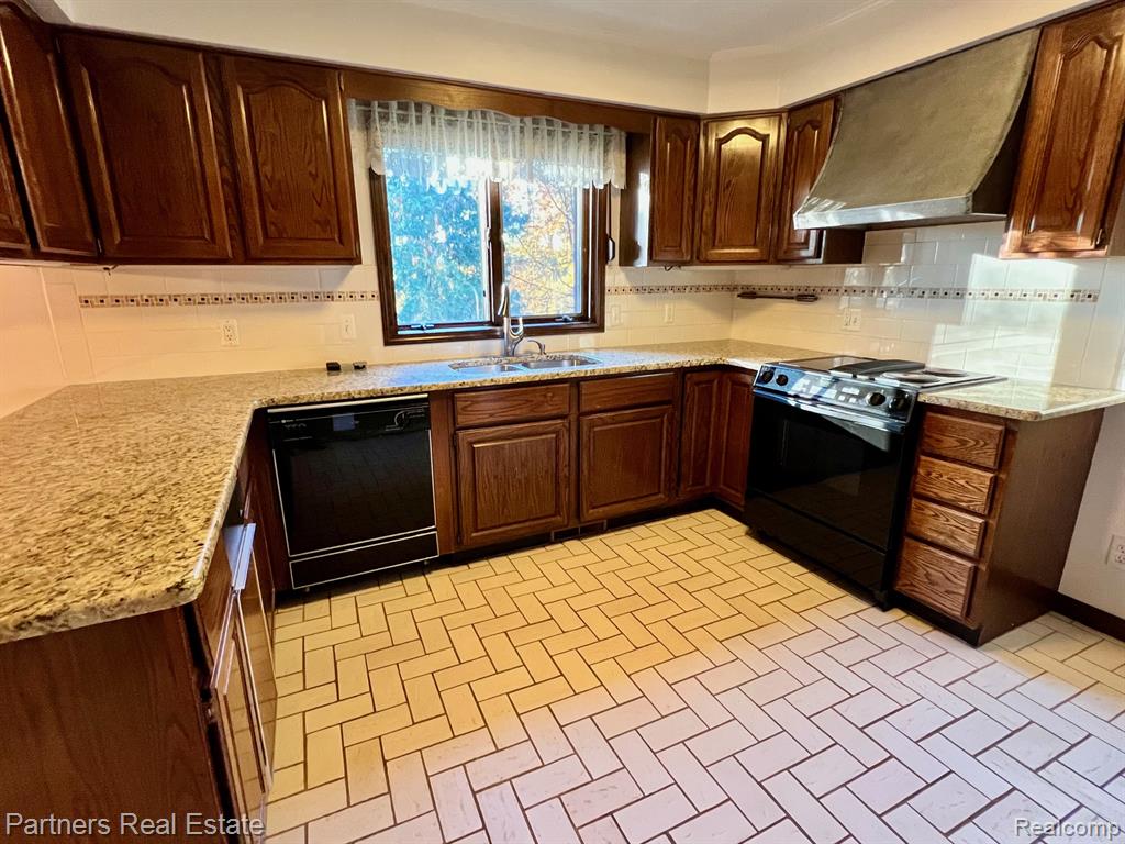 5618 Mountain Road, Brighton, MI 48116 — Photo 9