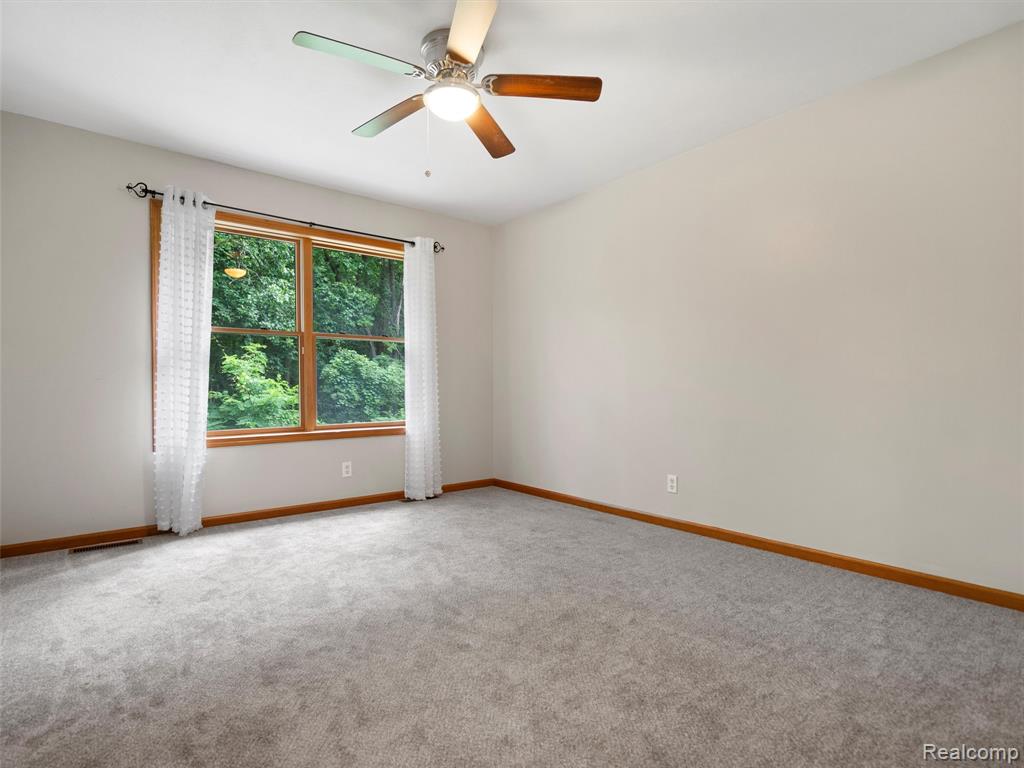 9480 Hartland Road, Fenton, MI 48430 — Photo 27