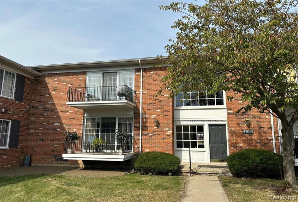 470 FOX HILLS Drive N, Bloomfield Hills, MI 48304 — front exterior