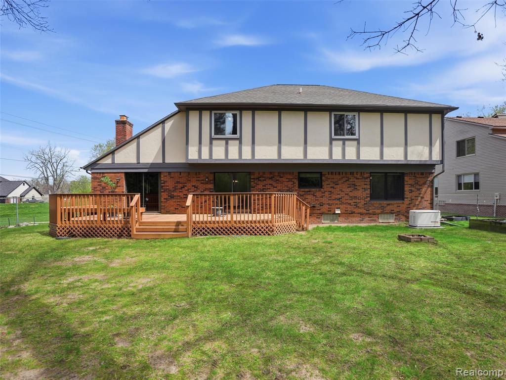 5800 Naneva Court, West Bloomfield, MI — Photo 40