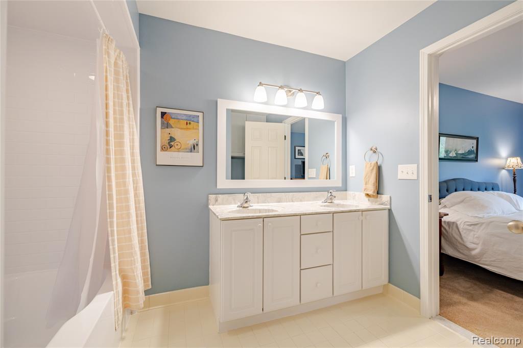 9892 Hawthorne Glen Drive, Grosse Ile, MI 48138 — Photo 21