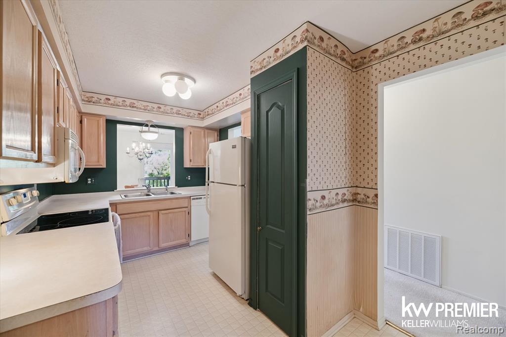 4862 Ashley Lane, Waterford, MI 48329 — Photo 9