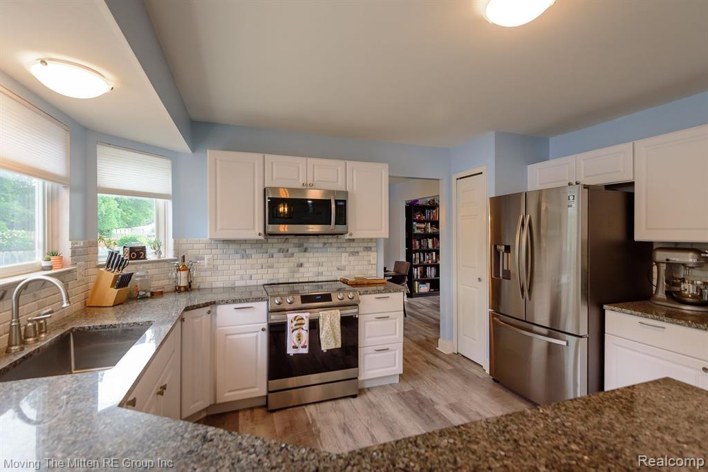 5861 MEADOWGREENE Drive, Waterford, MI 48327 — Photo 11