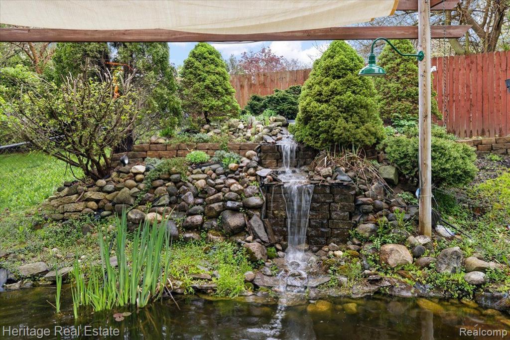 4887 CRESTBROOK Drive, Waterford, MI 48328 — Photo 2