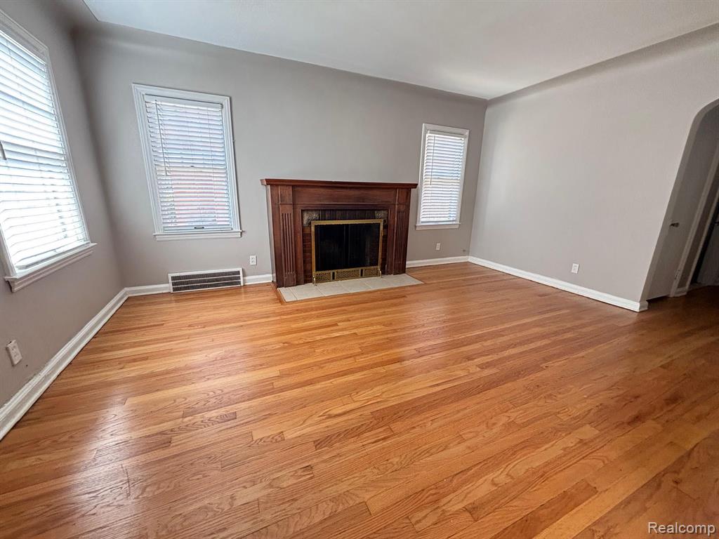 1528 ROSLYN Road, Grosse Pointe Woods, MI 48236 — Photo 3