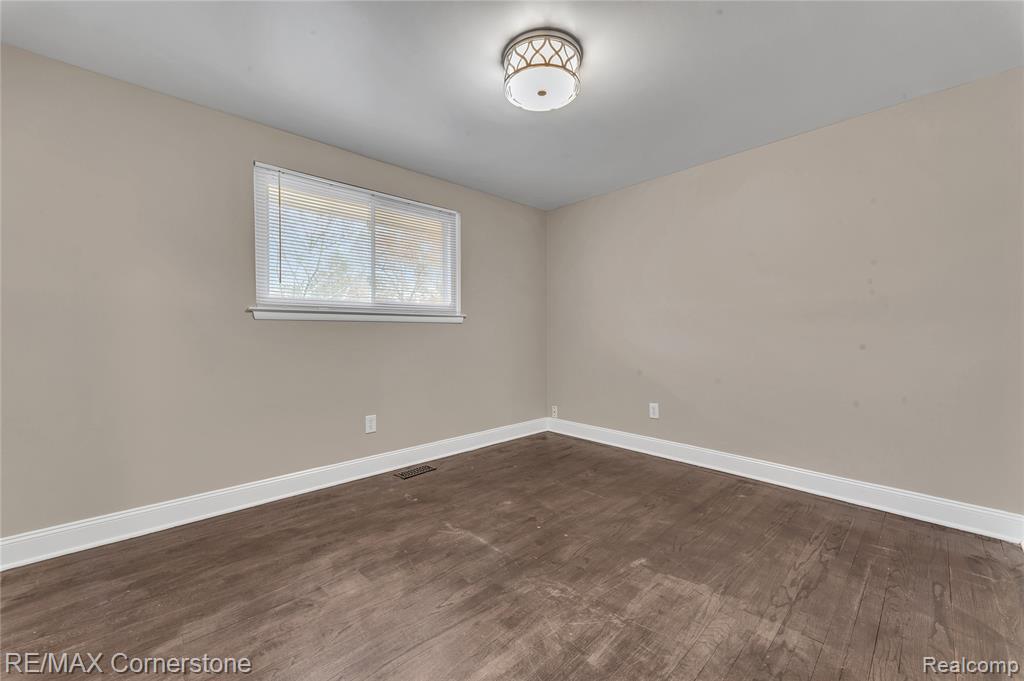 6797 Chirrewa Street, Westland, MI — Photo 11