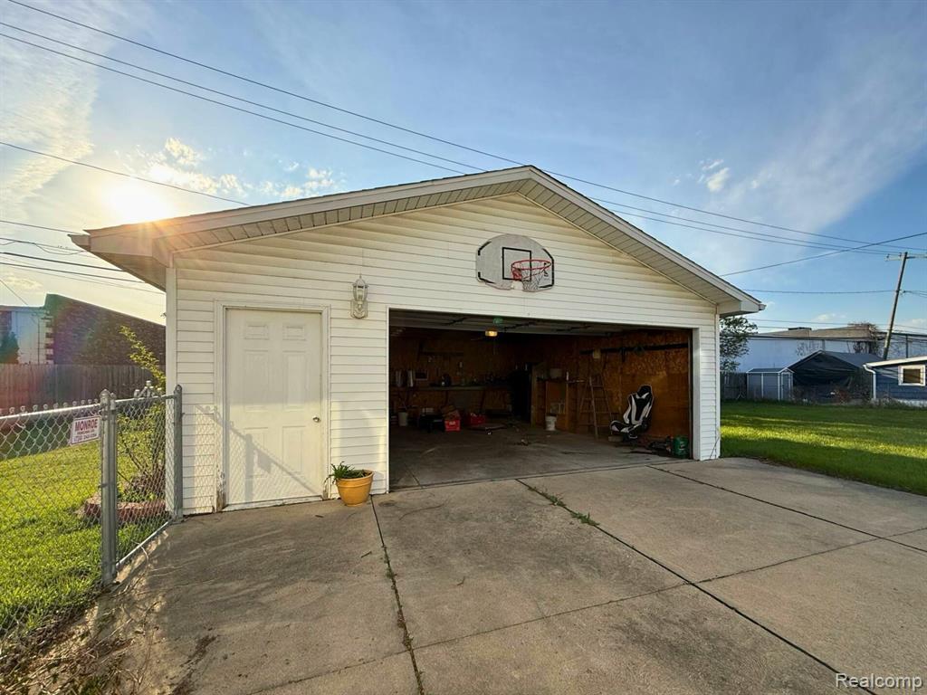 619 BENTLEY Drive, Monroe, MI 48162 — Photo 16