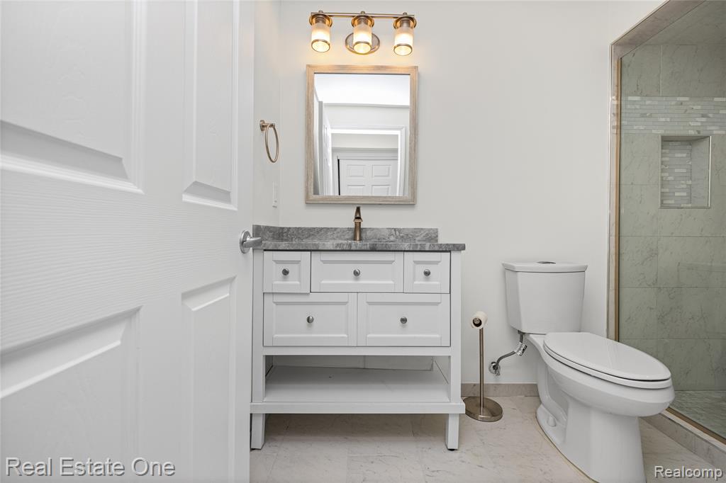 7382 Gateway Drive, West Bloomfield, MI — Photo 44