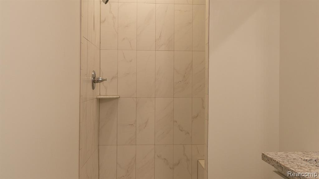 74 GUANONOCQUE Street, Auburn Hills, MI 48326 — Photo 13