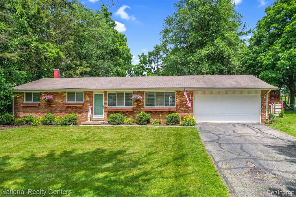 61900 Richfield Street, South Lyon, MI 48178 — front exterior