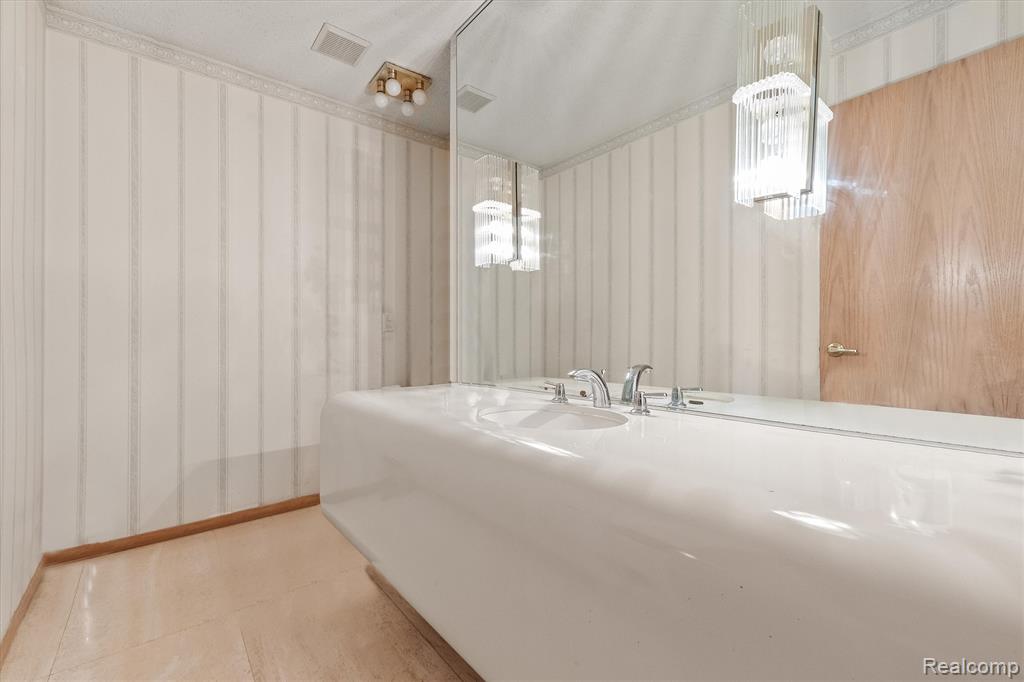 5322 Pond Bluff Drive, West Bloomfield, MI 48323 — Photo 18