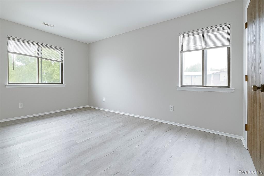 7590 MANOR Circle, Westland, MI — Photo 15