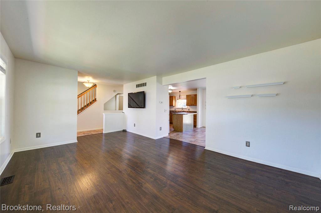 7849 Twins Drive, Waterford, MI 48329 — Photo 11